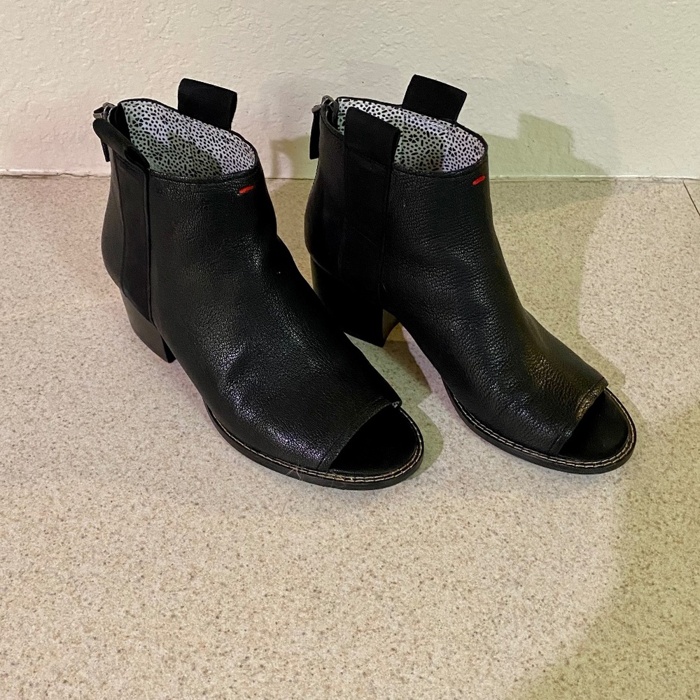Leather open toed boot